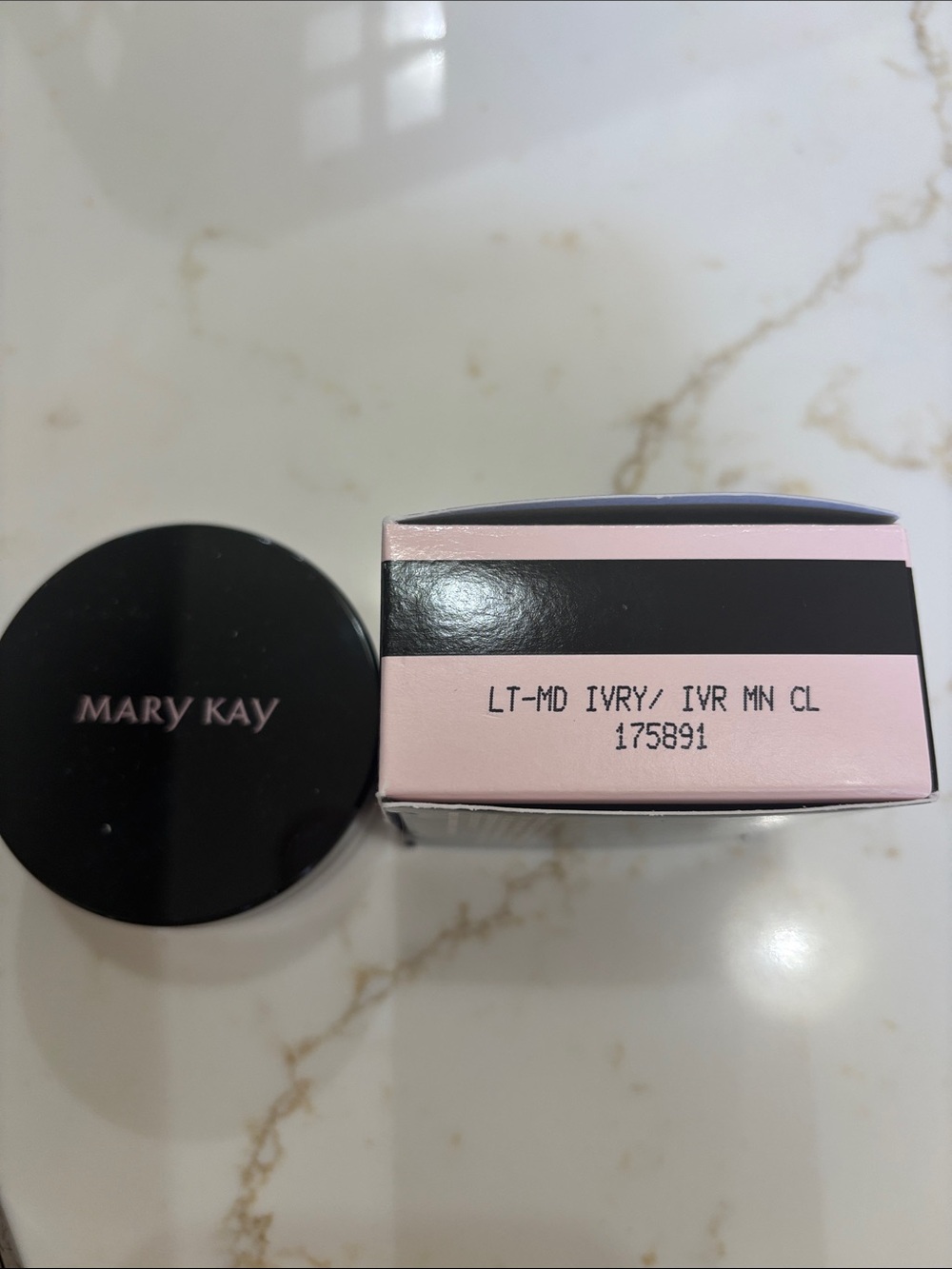 Mary Kay Compact NWT Light - Medium Ivory
